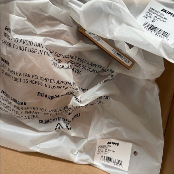 SKIMS Bundle - 32C/32D Set - Picture 2 of 4